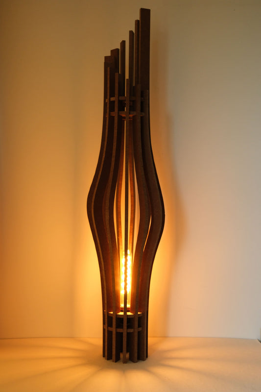 De Zaangolf handgemaakte houten design vloerlamp in Amber afwerking, 98 cm hoog, met licht aan