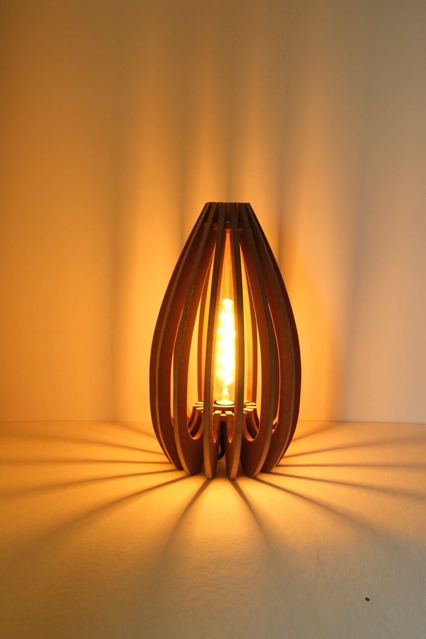 De grote Tulp design tafellamp in Amber afwerking, 50 cm hoog, lichte houtlook, met lamp volledig aan