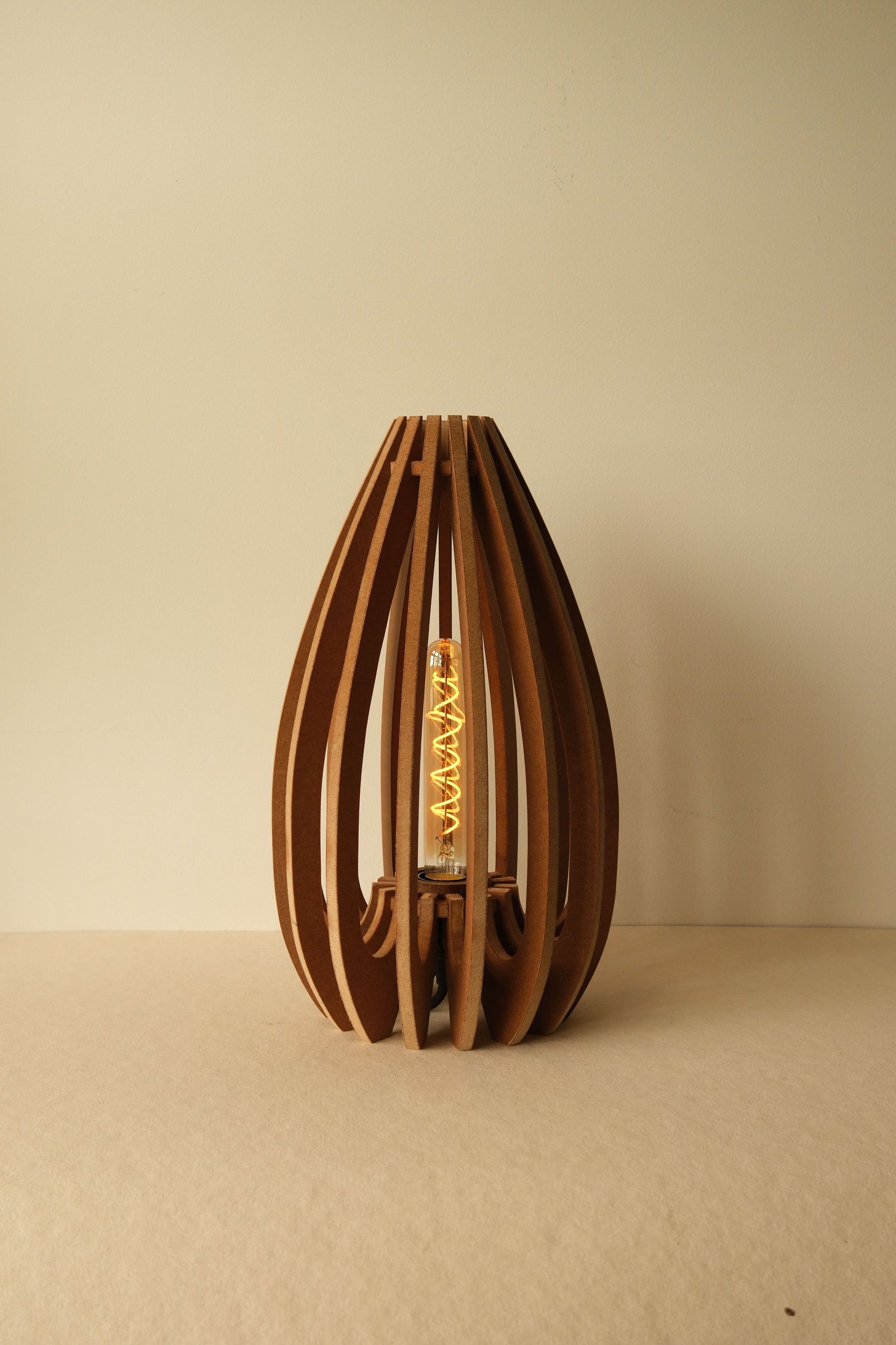 De grote Tulp design lamp in Amber afwerking, 50 cm hoog, lichte houtlook