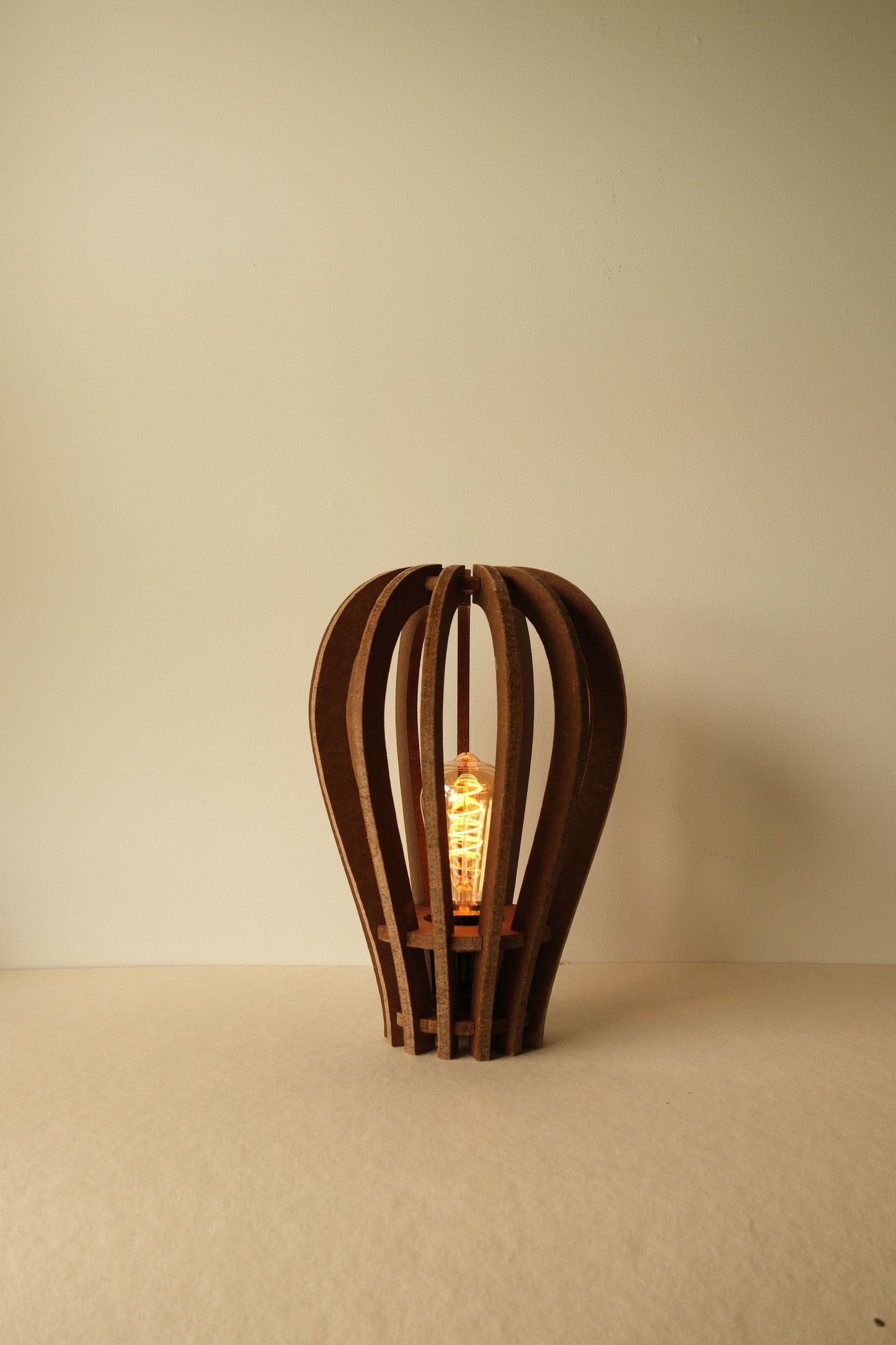 De kleine Ballon houten sfeerlamp met filament lamp aan, gezellige sfeer in een slaapkamer