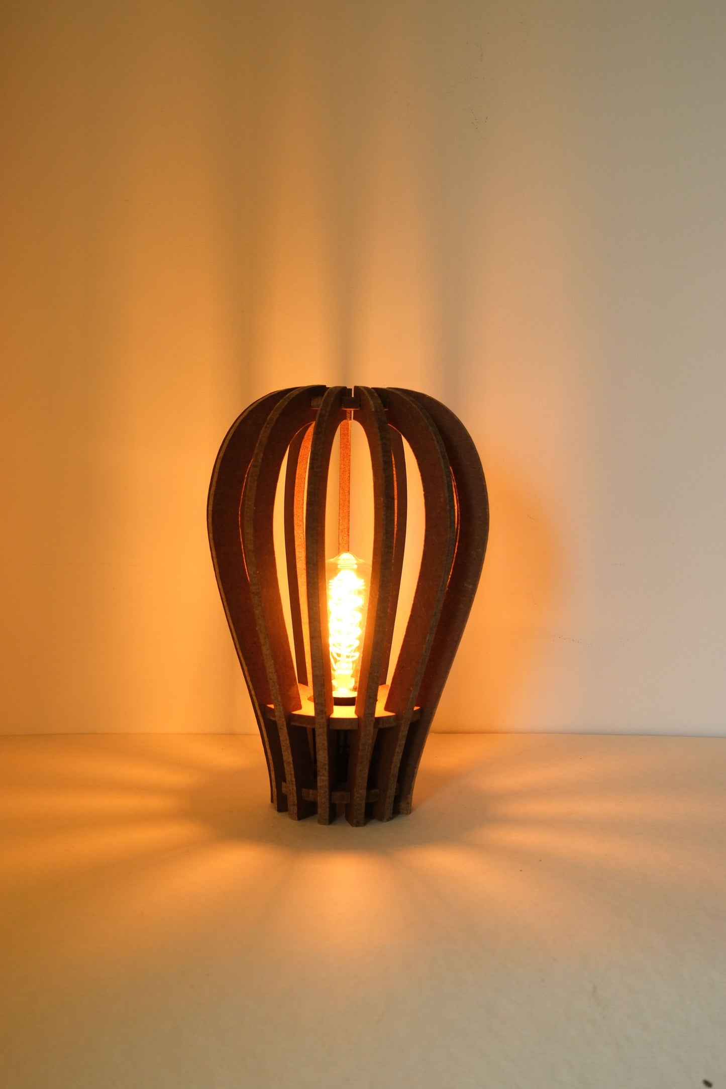 De kleine Ballon houten sfeerlamp met filament lamp volledig aan, gezellige sfeer in een slaapkamer