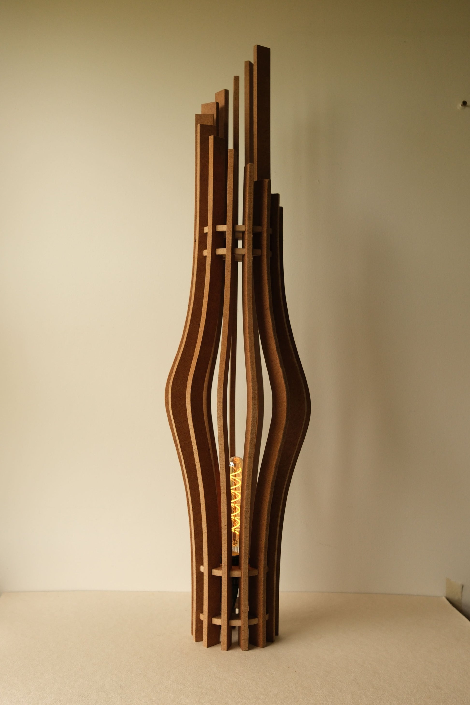 De Zaangolf handgemaakte houten design vloerlamp in Amber afwerking, 98 cm hoog.