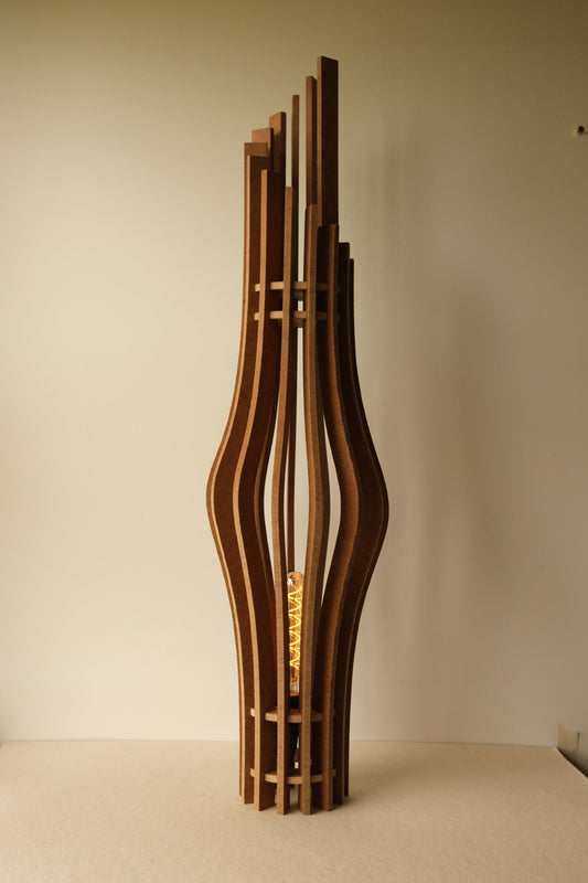 De Zaangolf handgemaakte houten design vloerlamp in Amber afwerking, 98 cm hoog.