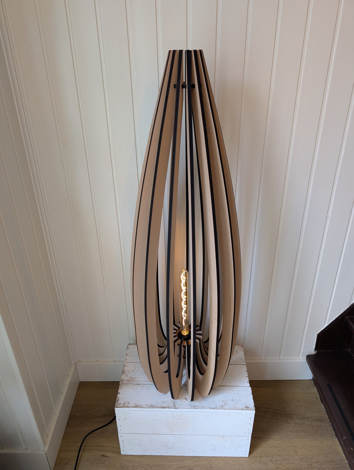 De grootste Tulp houten vloerlamp in Naturel met zwarte rand afwerking, lichte houtlook met zwart accent