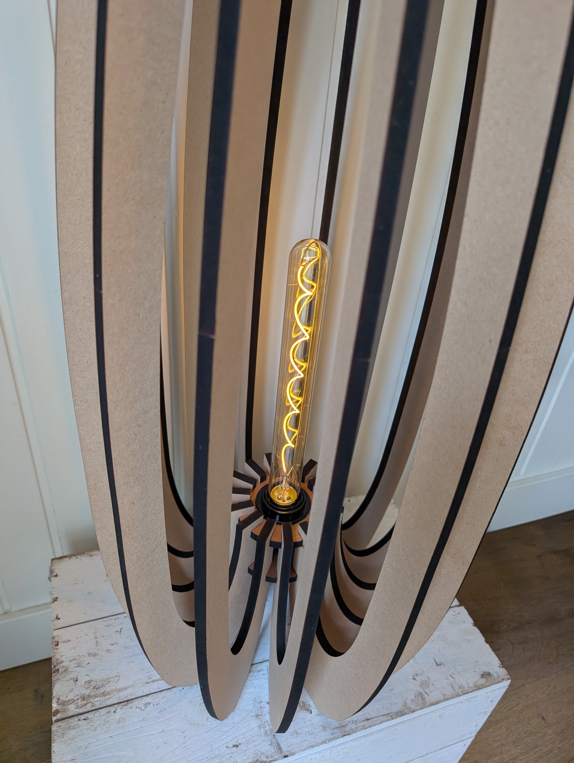 Detail van De grootste Tulp vloerlamp — afwerking en lasersnijwerk van dichtbij, Naturel met zwarte rand