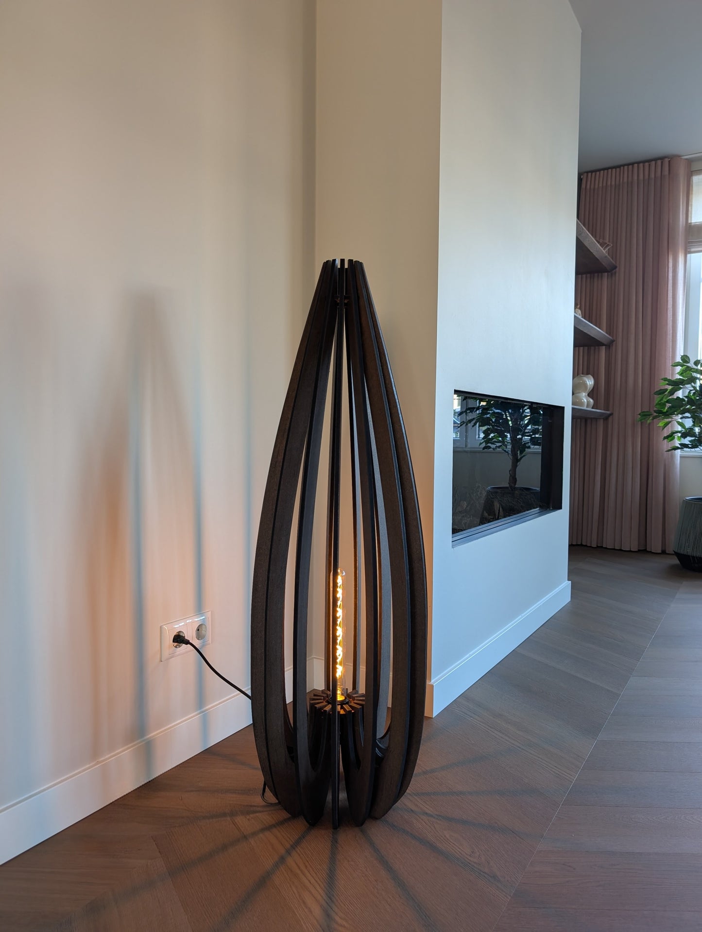 Zijaanzicht van de grootste Tulp houten design vloerlamp in Walnoot met zwarte rand, 37×37×110 cm, eyecatcher in een hoge woonkamer