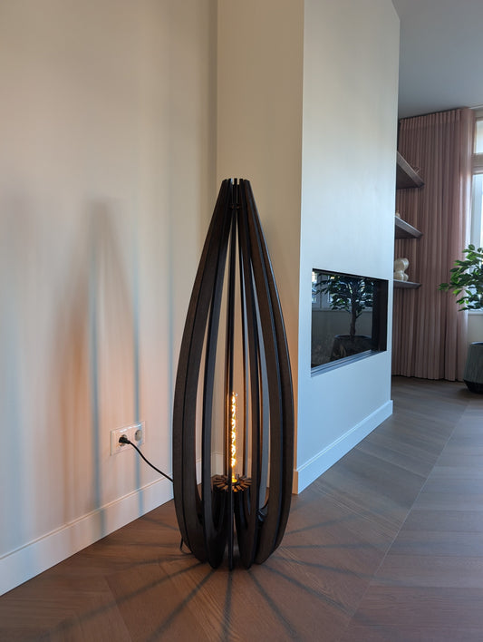 Zijaanzicht van de grootste Tulp houten design vloerlamp in Walnoot met zwarte rand, 37×37×110 cm, eyecatcher in een hoge woonkamer