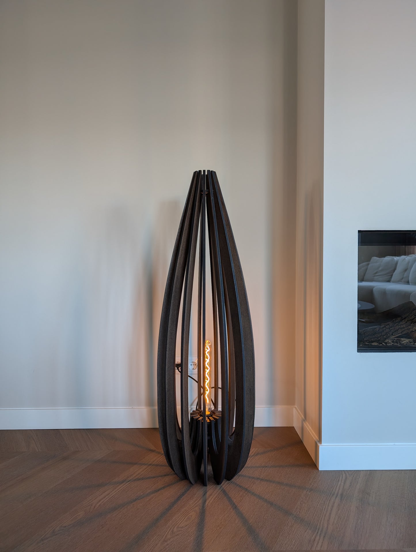 De grootste Tulp houten design vloerlamp in Walnoot met zwarte rand, 37×37×110 cm, eyecatcher in een hoge woonkamer