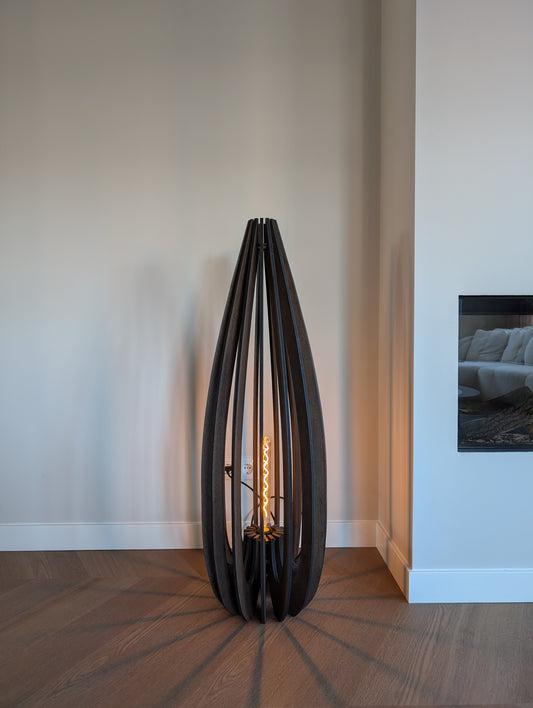 De grootste Tulp houten design vloerlamp in Walnoot met zwarte rand, 37×37×110 cm, eyecatcher in een hoge woonkamer