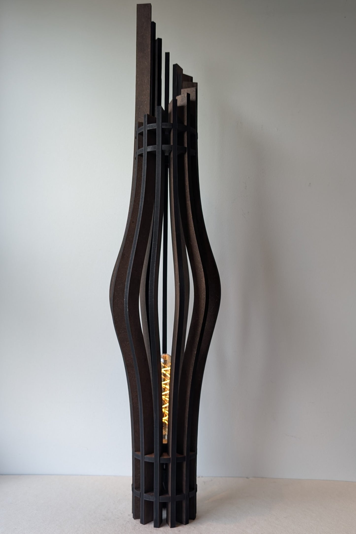 De Zaangolf houten vloerlamp in Walnoot afwerking, donkere houtlook, handgemaakt in de Zaanstreek