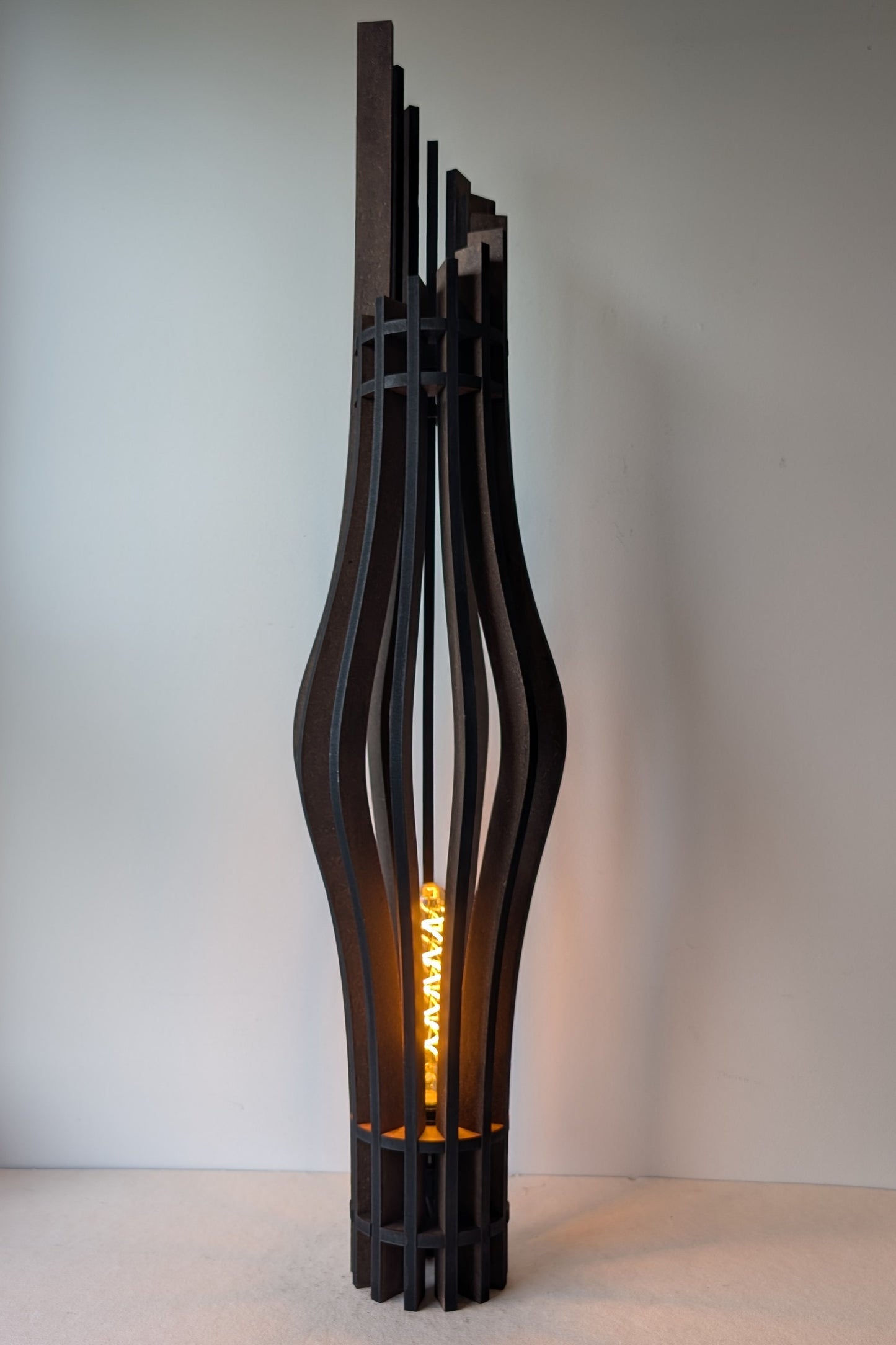 De Zaangolf houten vloerlamp in Walnoot afwerking, donkere houtlook, handgemaakt in de Zaanstreek