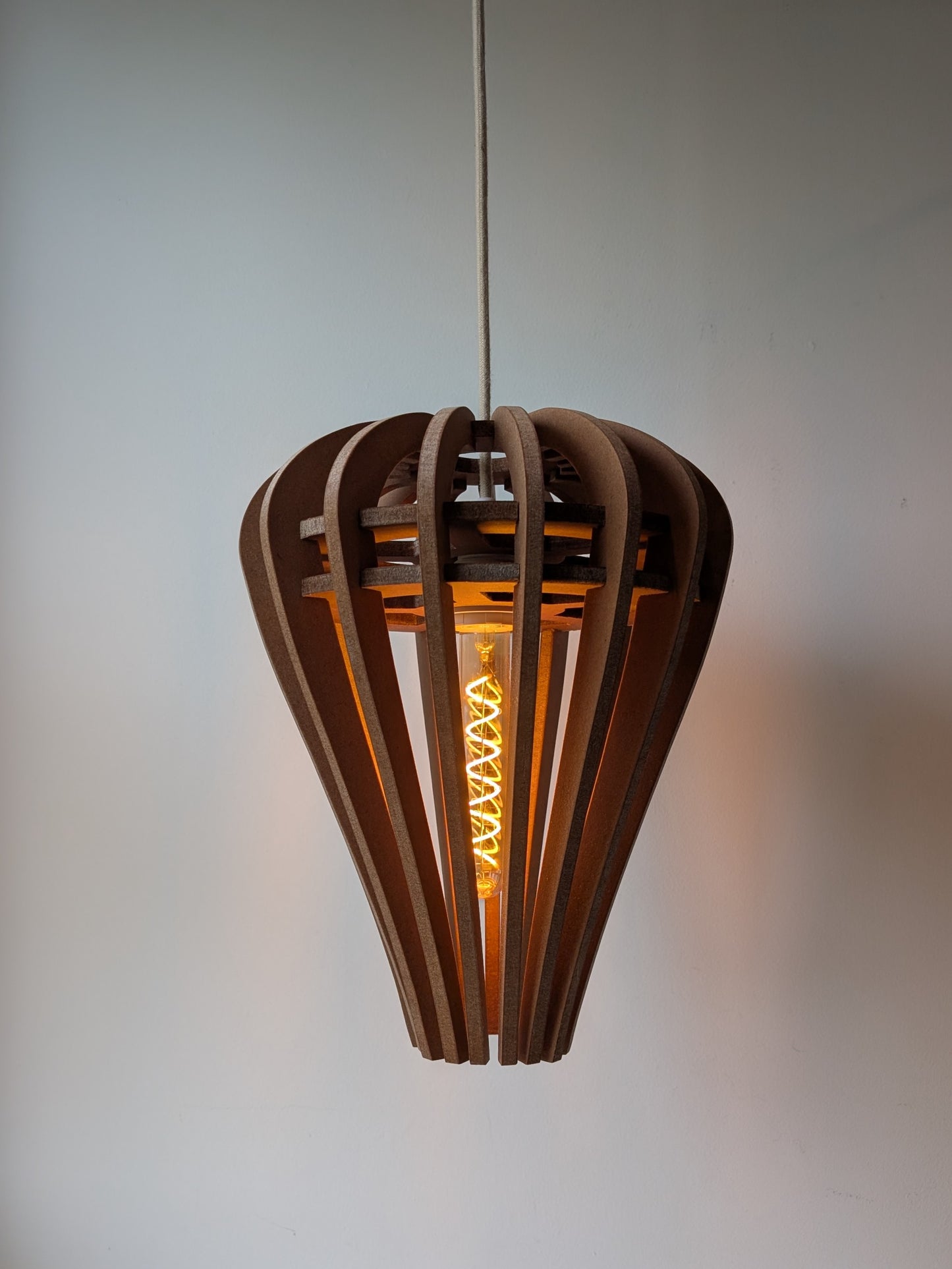 De Druppel hanglamp van 9 mm MDF in Amber afwerking met dimbare lamp, warme woonkamersfeer