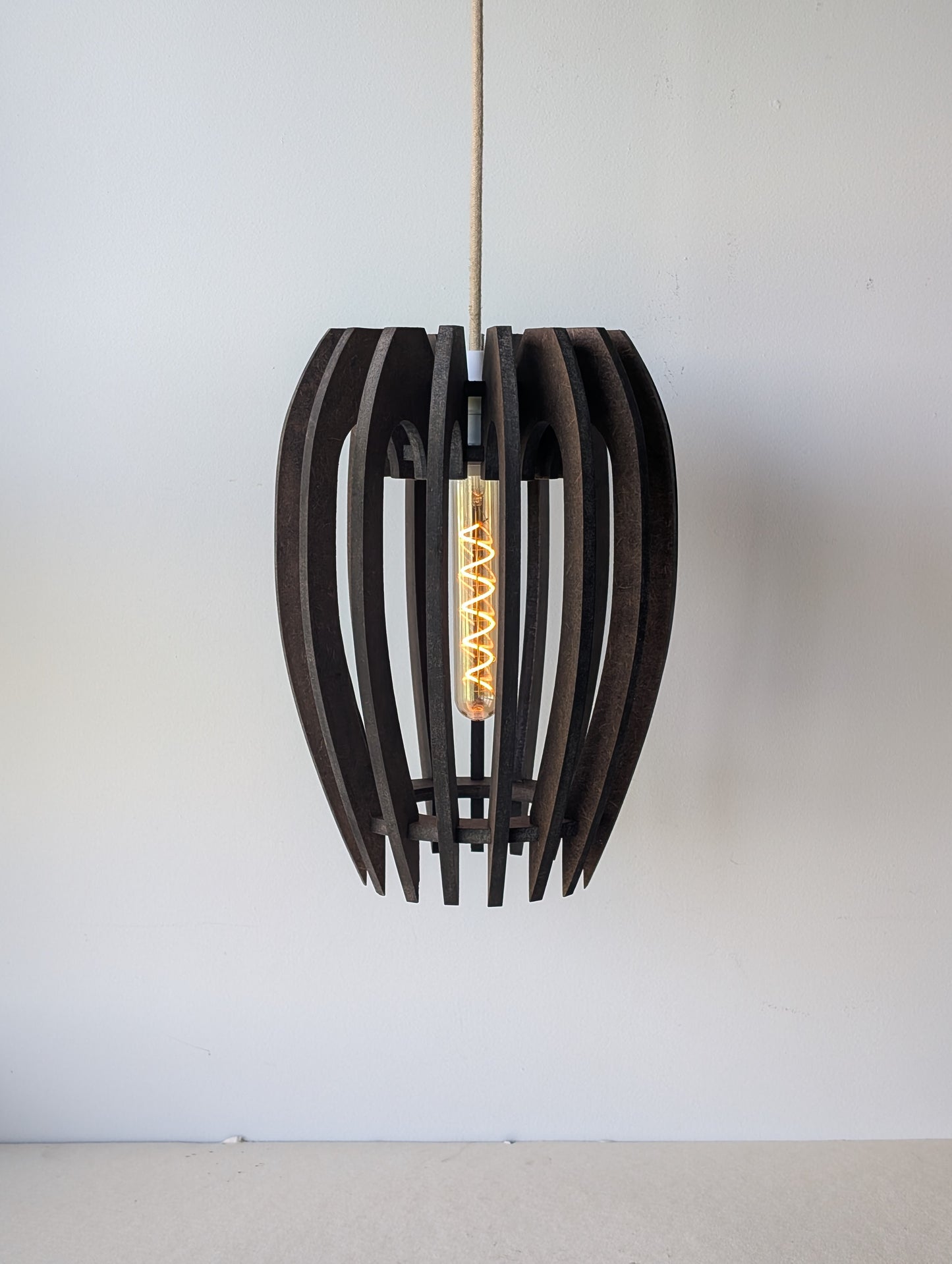 De Mantel design hanglamp in Walnoot afwerking met dimbare lamp aan, warme sfeerverlichting