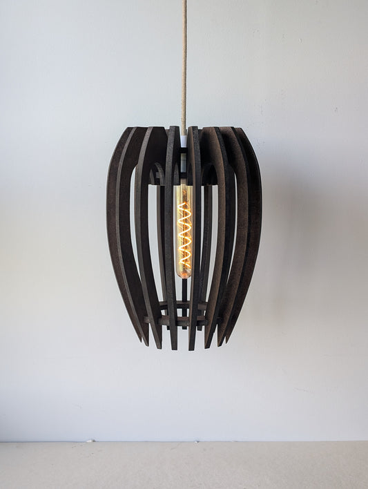 De Mantel design hanglamp in Walnoot afwerking met dimbare lamp aan, warme sfeerverlichting